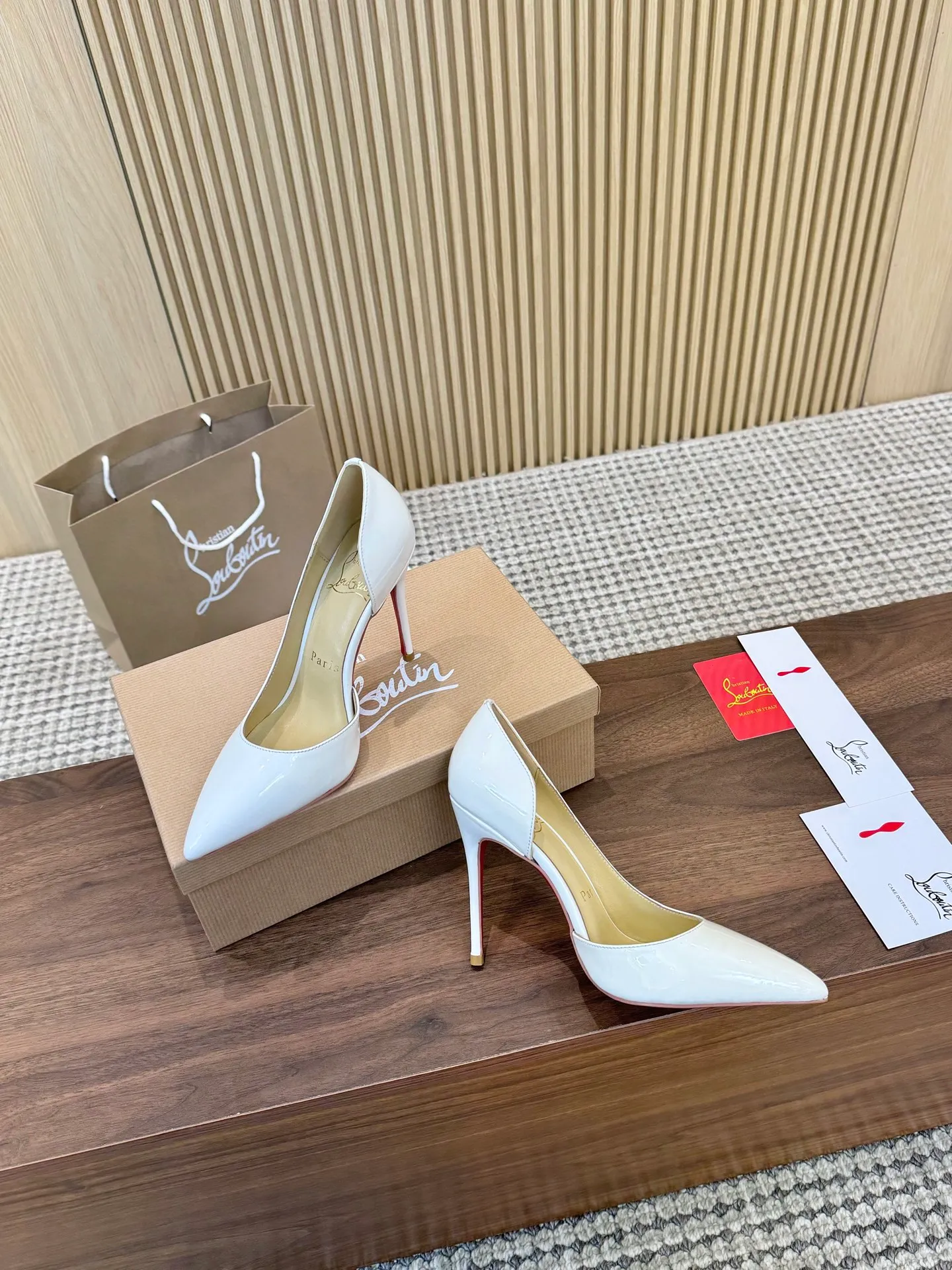 💕💕Factory direct selling price p440💕💕 Genuine leather sole +40 shipped all year round💝Christian Louboutin CL👠 "Imported cow patent leather💎Side hollow series" noble and luxurious, real blingbling👟👟 real materials, all customized by the pattern maker, and the materials are made of original customized materials to achieve the taste of the original 5 color options💍 Upper: Imported 👉cow patent leather💪 Lining: Sheepskin foot pad/lining Size: 34-40.41.42 Heel height: two options: 10.5cm and 8.5cm